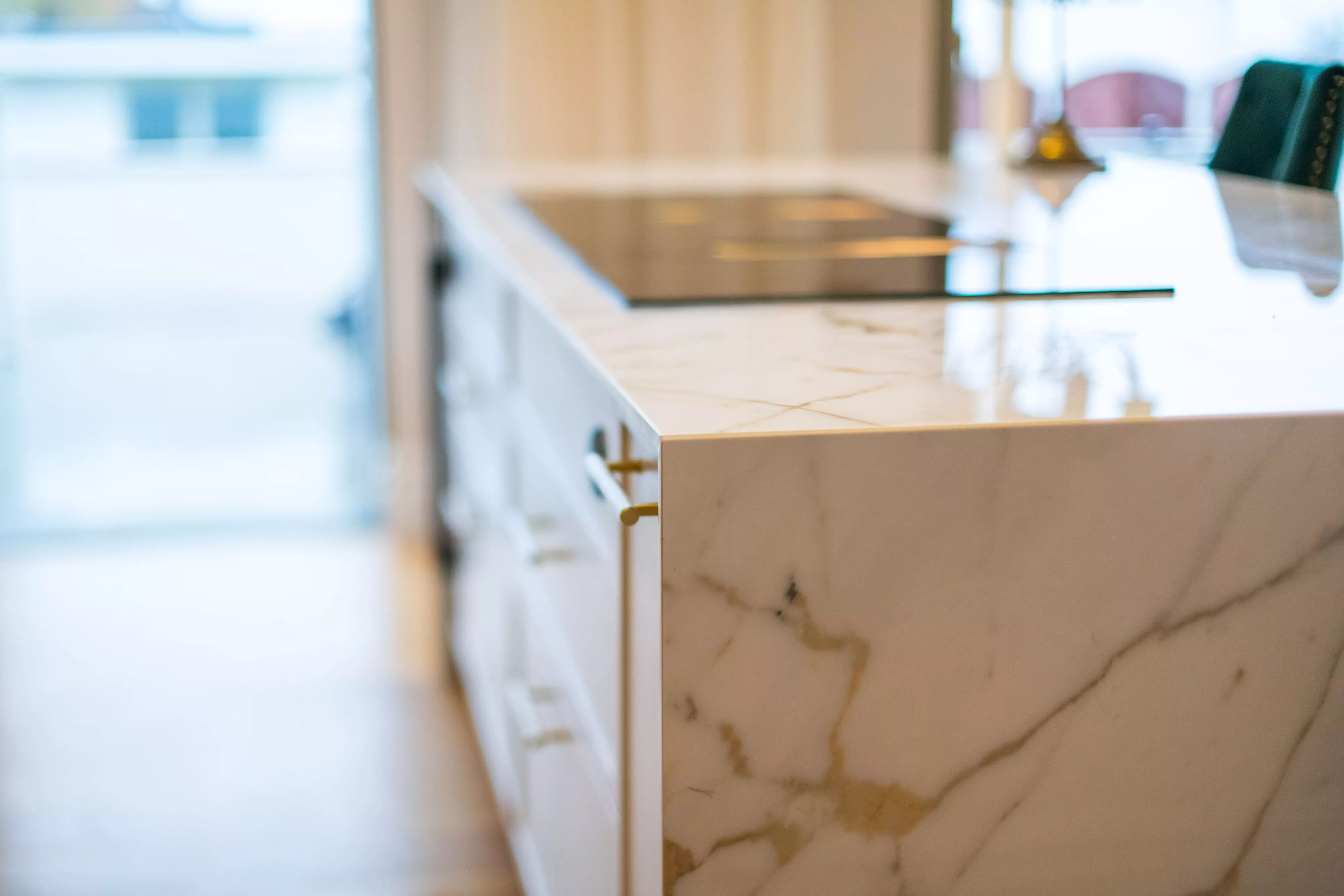 worktop with gold vein marble in white with gold accents